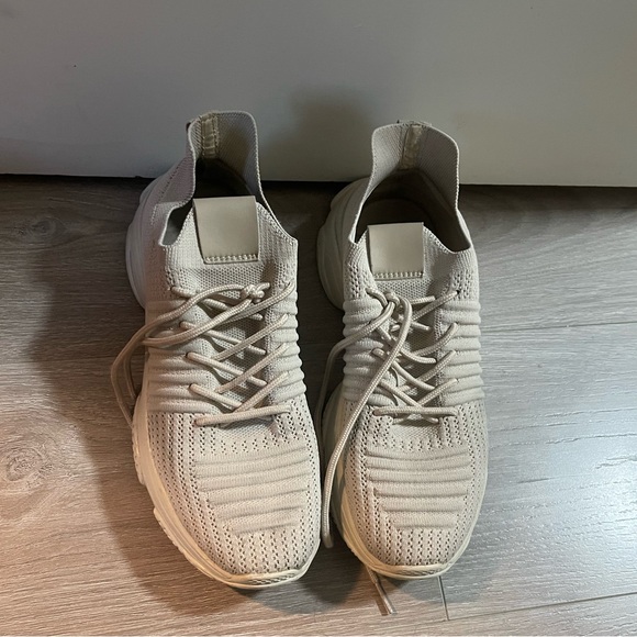 CUSHIONAIRE Apolo- knit sneakers. Size 9.5 in very good condition. - Picture 2 of 5